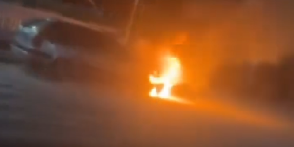 Drama u Jagodini: Zapalio se automobil kod pumpe (VIDEO)