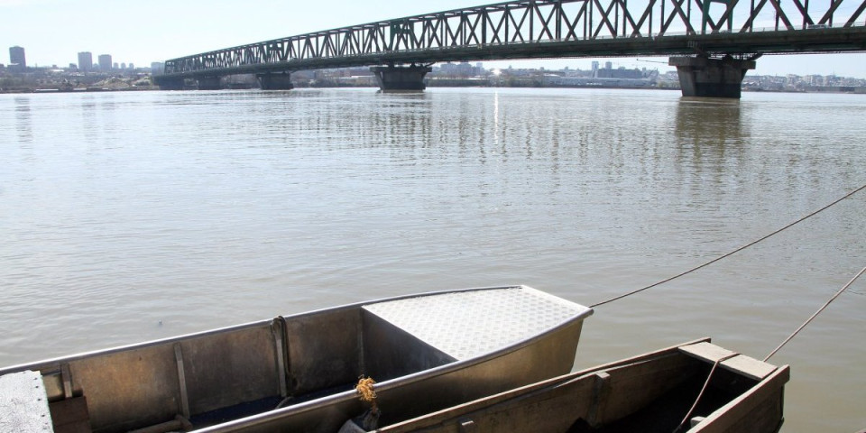 Nisu mogli da ga zadrže: Muškarac skočio sa Pančevačkog mosta