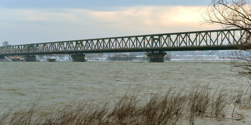 Drama na Pančevcu: Čoveka jedva drže da ne skoči sa mosta, Renato Grbić trči na lice mesta