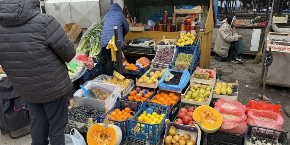 Najtraženija roba na lozničkoj pijaci: Jeftinije nego prošle godine