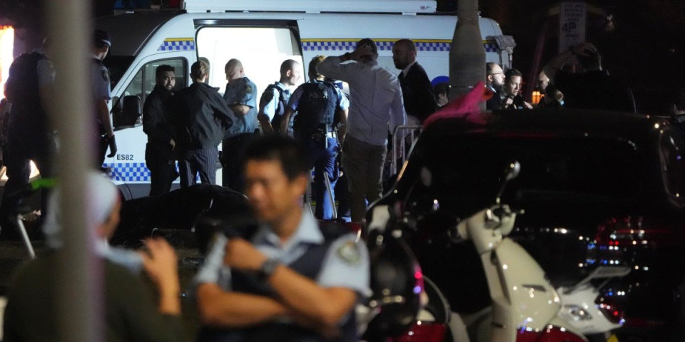 (VIDEO) Novi jezivi snimci masakra na plaži Bondi: Terorista puca u ljude sa mosta, a onda polako silazi... Ovo će vam zalediti krv u žilama