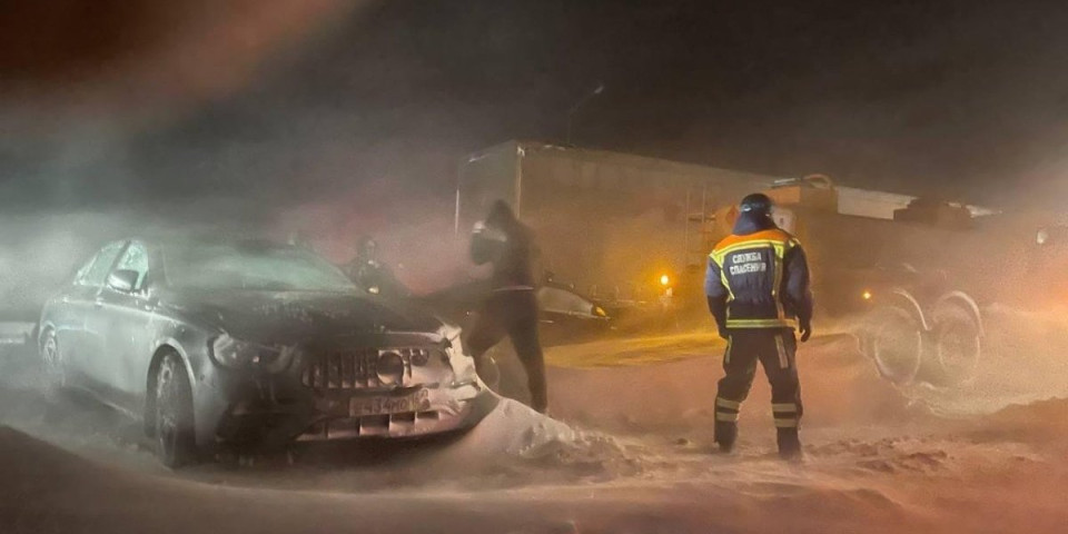 (FOTO/VIDEO) Krvavi sneg u Rusiji: Jedan čovek poginuo tokom snežne oluje! Prekriven ceo autoput - Spasioci evakuisali skoro 150 ljudi, među njima i decu