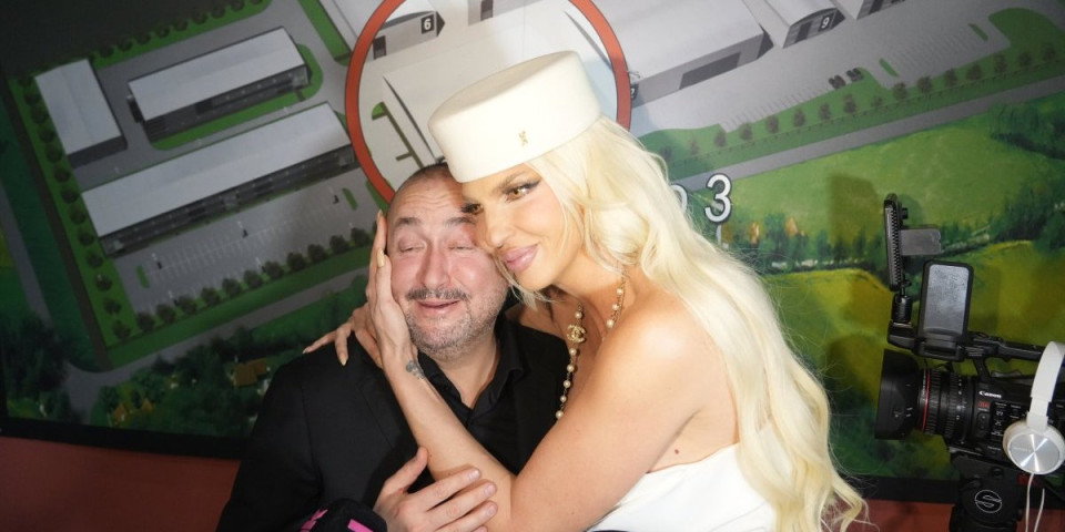 Karleuša o slici na kojoj joj Đani roni među cicama: "Jesam li se izvadila?"