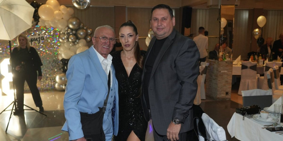 Taki Marinković pokazao novu devojku: Duplo mlađa brineta ponela šlic do kuka (VIDEO)