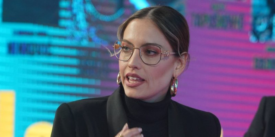 Mirka Vasiljević na "Lambordžini" traktoru: Glumica pozirala na skupoj mašini (FOTO)