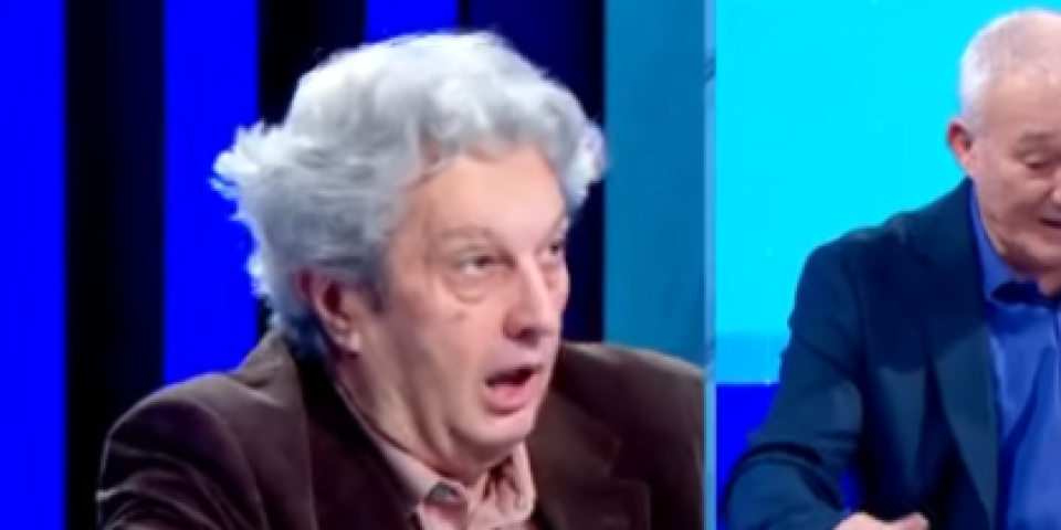 Milomir Marić propao kroz stolicu: Srušio se u direktnom prenosu, odmah mu ukazana pomoć