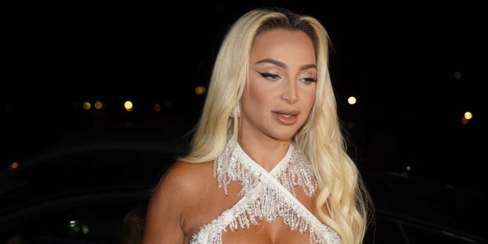 (FOTO) Okačila leš oko vrata: Pevačica zaustavljena s mrtvom životinjom na aerodromu