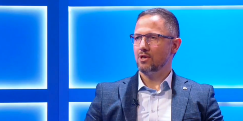 Šta priča ovaj čovek?! Skandal u Utisku nedelje - Blokaderu je psovanje Isusa "širenje ljubavi"