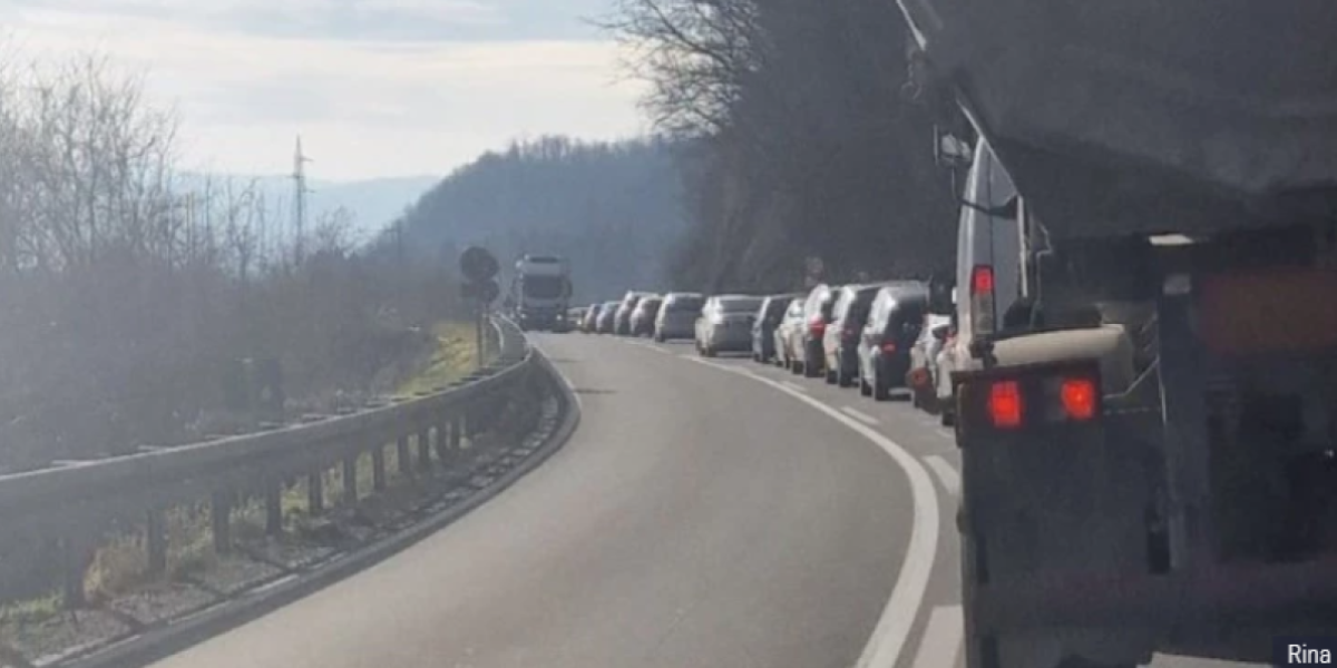 Blokiran saobraćaj na Zlatiboru: Šetaju magistralom kad im se prohte