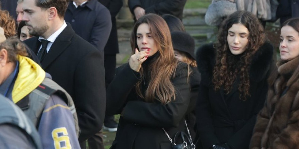 (VIDEO) Ćerka Zvezdana Terzića uplakana na sahrani dede: Maša nema od bola