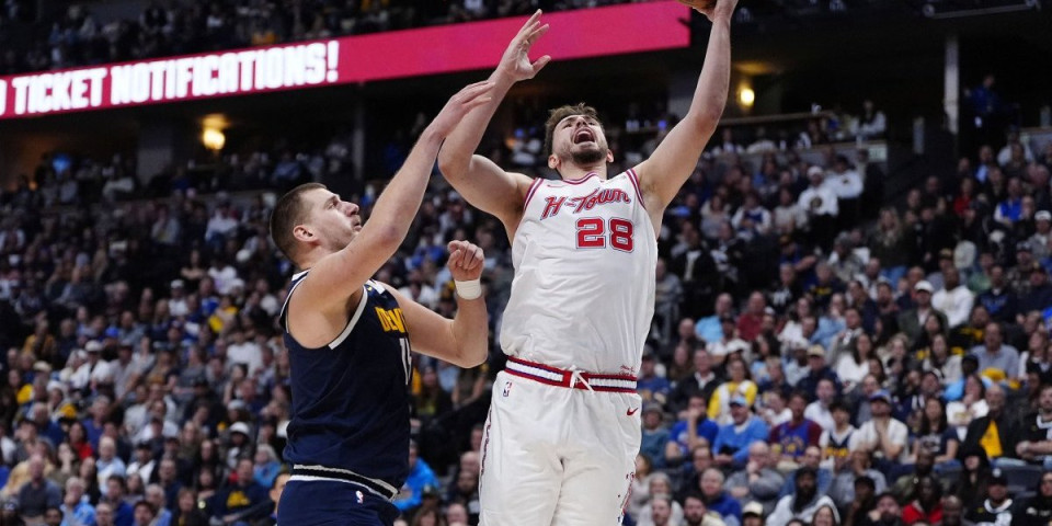 Držali se za glavu, svi sa klupe skočili posle ovog poteza Nikole Jokića (VIDEO/FOTO)