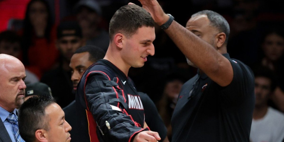 Katastrofa - Muk u dvorani, Jović krenuo da zakuca, pa pao kao pokošen (VIDEO)