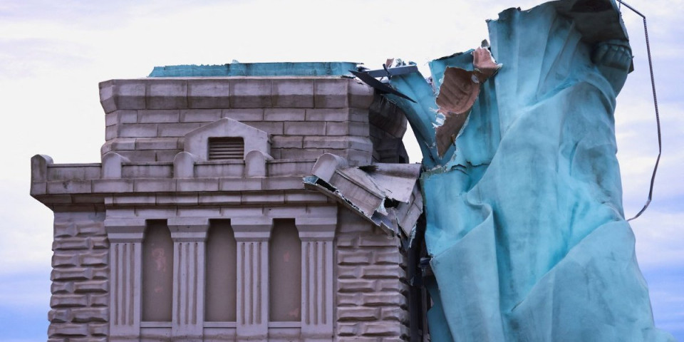 Srušio se Kip slobode: Šokantan snimak obilazi svet! (FOTO/VIDEO)