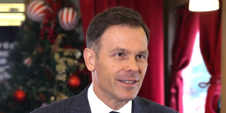 Kakav gest! Siniša Mali voditeljkama poklonio cveće za 8. mart (FOTO)