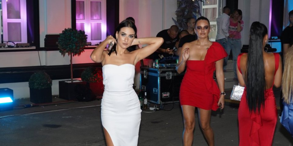 Bivše zadrugarke objavile bezobrazan snimak - Evo šta rade u krevetu bez odeće (VIDEO)