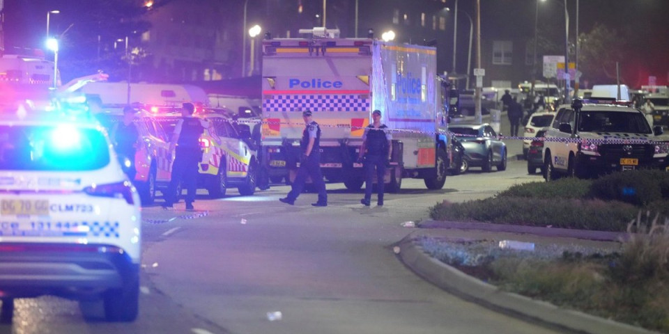 Terorista mrtav ležao na zemlji, a onda mu je prišao Australijanac: Užasan snimak iz Sidneja (VIDEO)