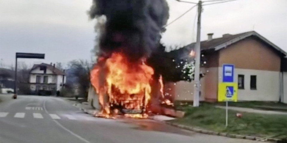 Drama kod Kruševca: Vatra ''progutala'' autobus (VIDEO)