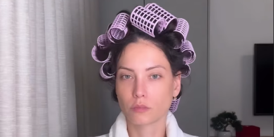 Mirka Vasiljević bez trunke šminke: Na bademantilu izvezen ovaj detalj (FOTO)