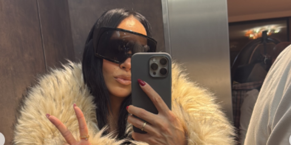 Grudi prelivaju iz krzna, šlic otkopčan do kraja... Pevačica kao iz filmova za odrasle