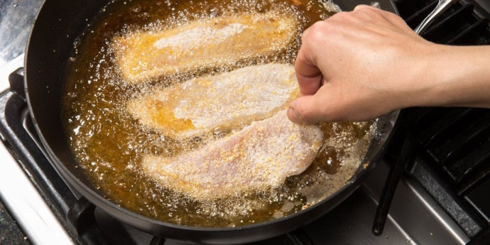 Tajna savršeno pržene ribe: Evo kako da se ne raspadne, a ostane hrskava i sočna