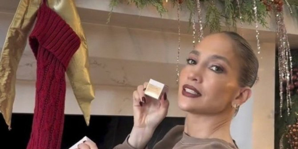 Zaboravite jelku i skupe ukrase: Džej Lo oduševila prazničnom dekoracijom od 500 dinara (VIDEO)