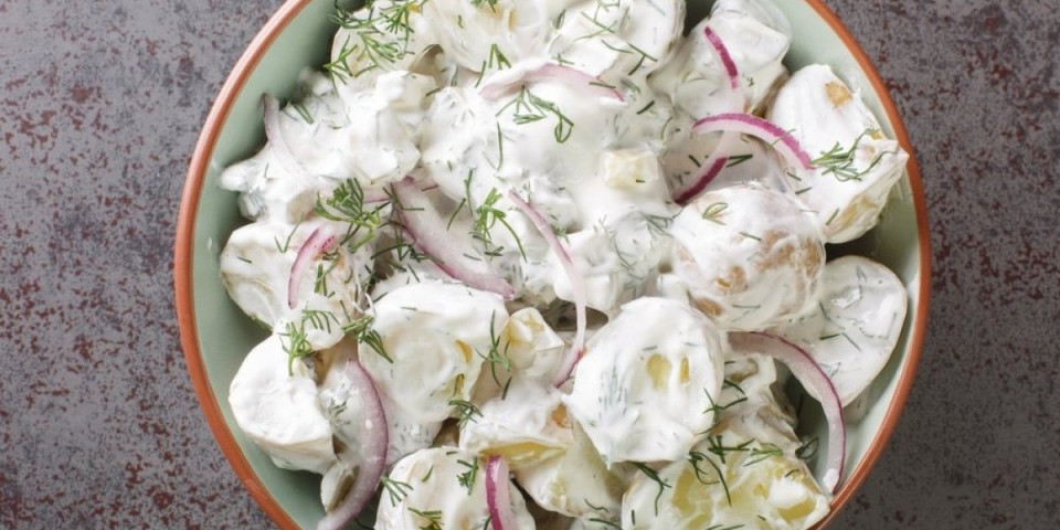 Viralni recept za krompir salatu koji je oduševio svet:  Hrskava i kremasta obara sa nogu (VIDEO)