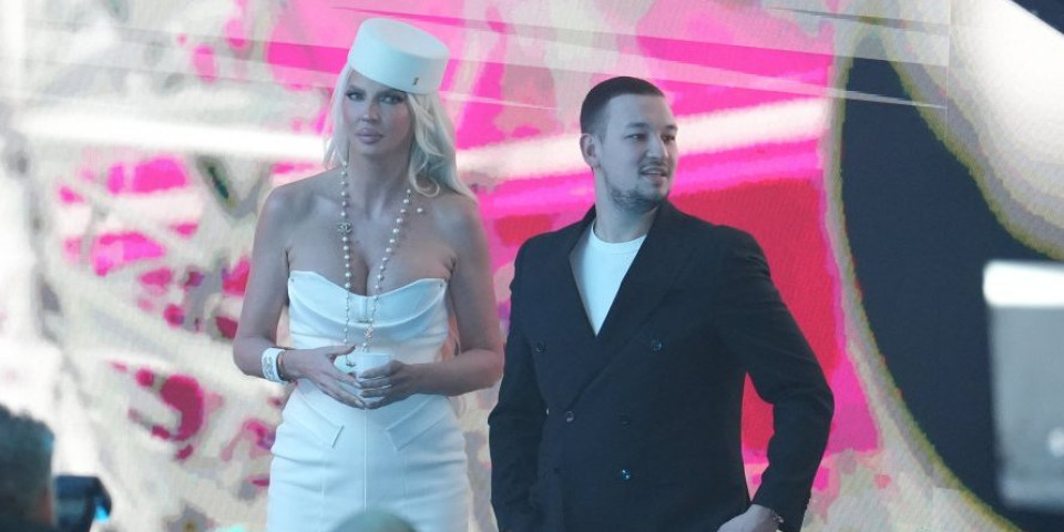 Evo kako je reagovala žena Uroša Živkovića na prisan odnos s Karleušom: Pevač progovorio