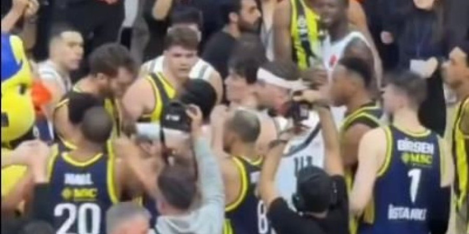 (VIDEO) Umalo izbila opšta tuča: Košarkaš Fenera nasrnuo na protivnika, nastao haos na meču Evrolige