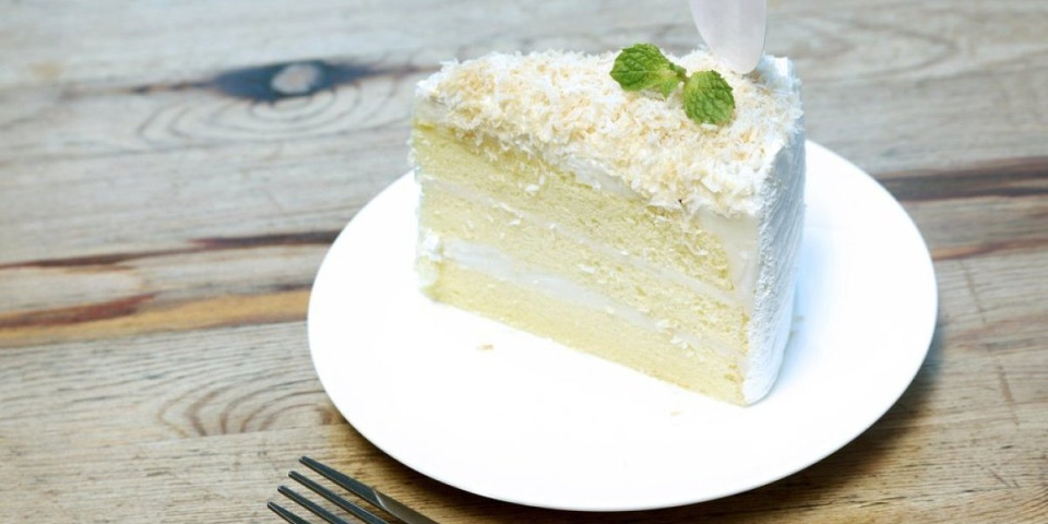 Posna torta koja osvaja na prvi zalogaj: "Beli anđeo" bez pečenja će vas oboriti sa nogu