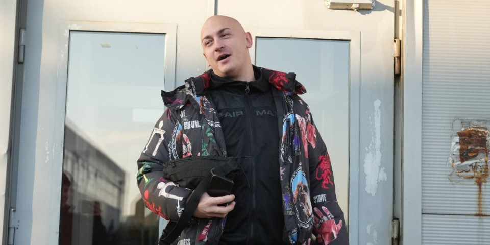 Žena ga izbacila iz kuće: Desingerica završio sa stvarima na ulici