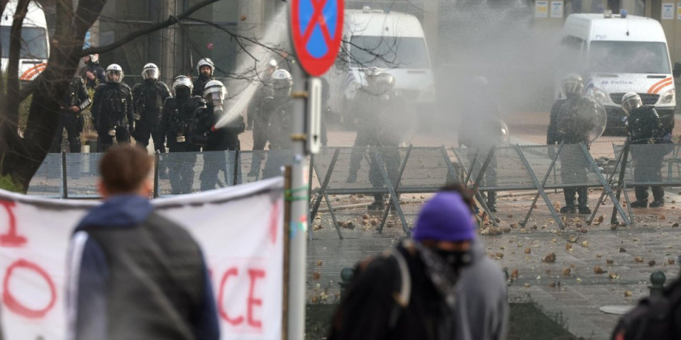 Pakleni dan u Briselu: Napeto na samitu, ali i van njega - protestanti gađaju Evropski parlament jajima i kamenicama, ulice gore (VIDEO)