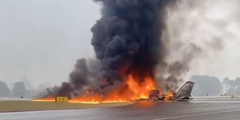 Stravični snimci! Avion pao pri sletanju, plamen progutao letelicu – strahuje se da nema preživelih (VIDEO)