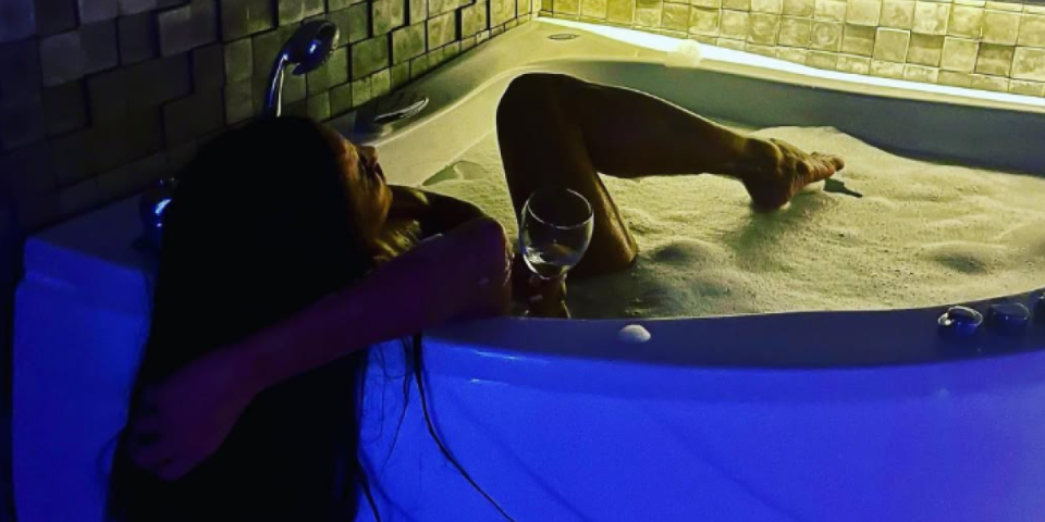 Ovo je njena cena - Starleta ne zna tablicu množenja, a uzima ozbiljan novac (FOTO)