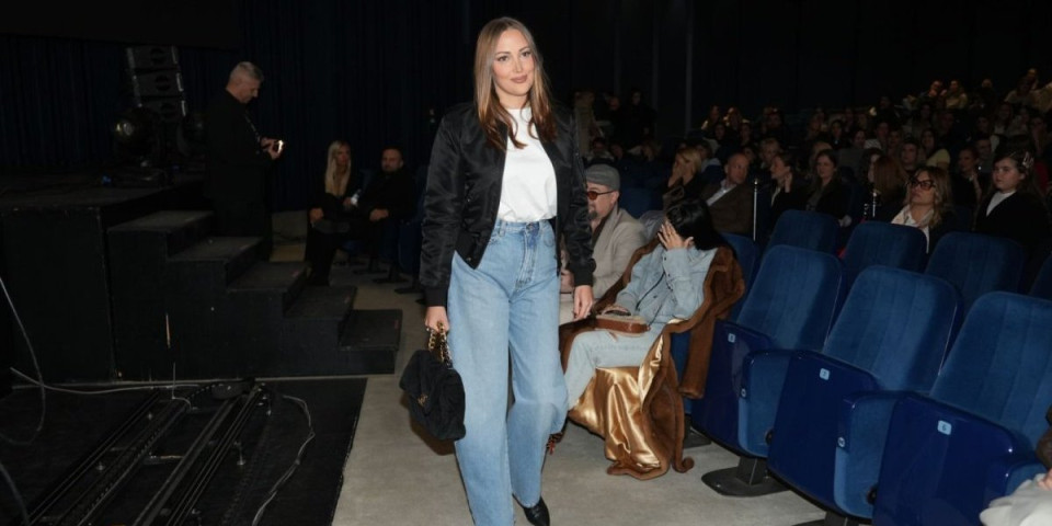 Pevačice se na istom događaju pojavile u identičnim autfitima: Samo farmerke koštaju 900 evra