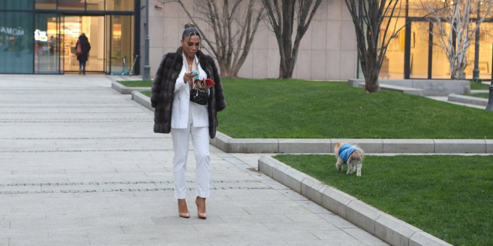 (PAPARACO) Sandra Afrika izvela psa da obavi nuždu - Komšije zgranute prizorom