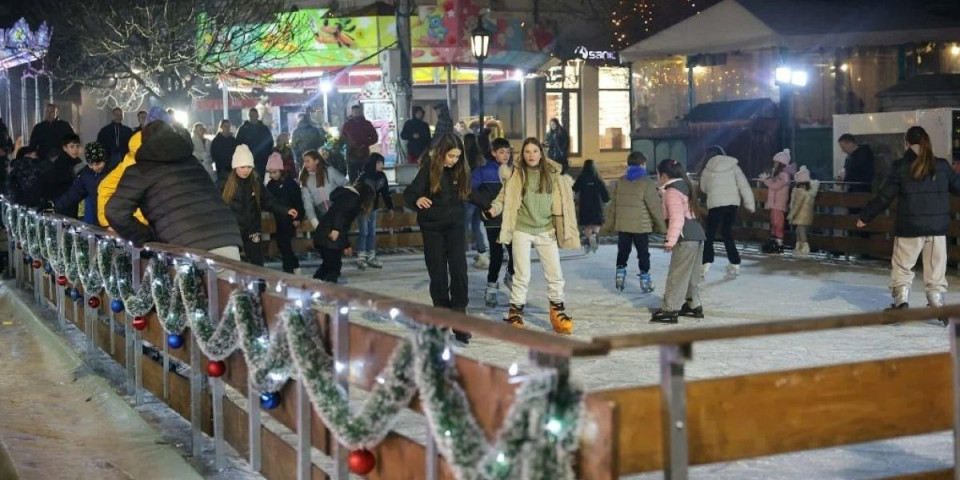 Stazom Deda Mraza i dečje radosti! U Vranju otvoreno klizalište, biće i pesme i igre