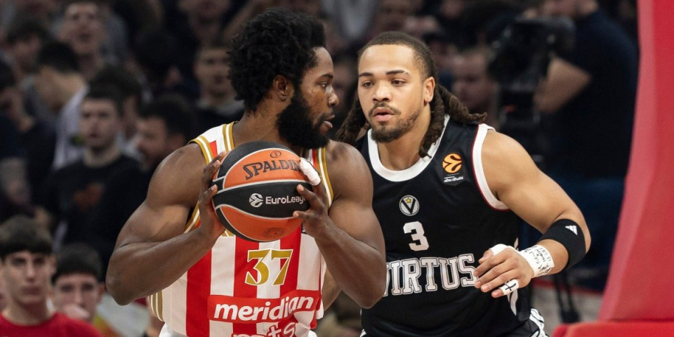 Crveno-bela lokomotiva Miler-Mekintajer gazi sve pred sobom