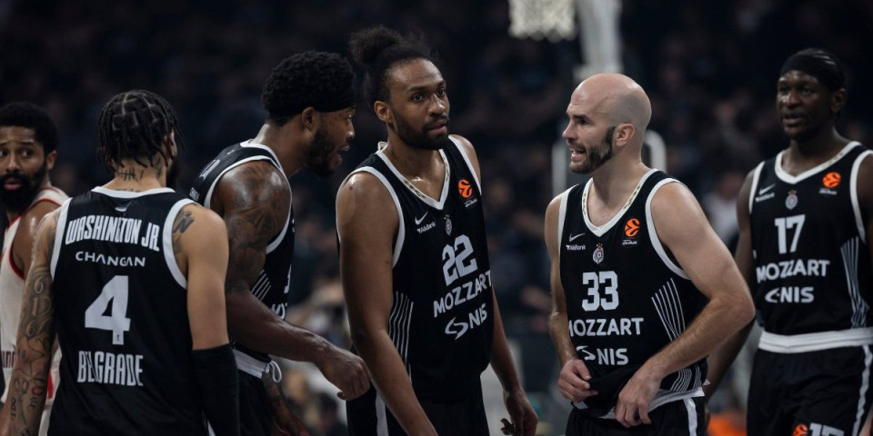 Nikada besniji navijači Partizana: Osuli su paljbu po igračima nakon istorijskog debakla