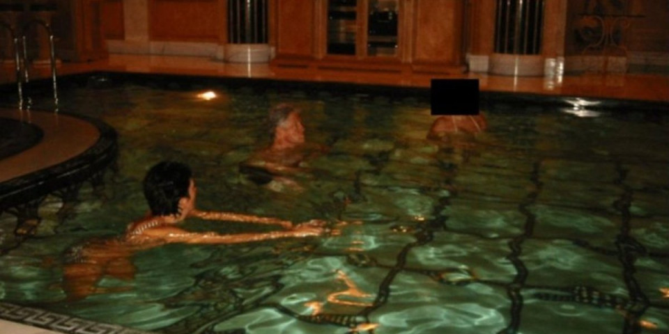 Bomba iz Epstinovih fajlova: Klinton bez majice u đakuziju sa Epstinom - skandal koji trese svet (FOTO)