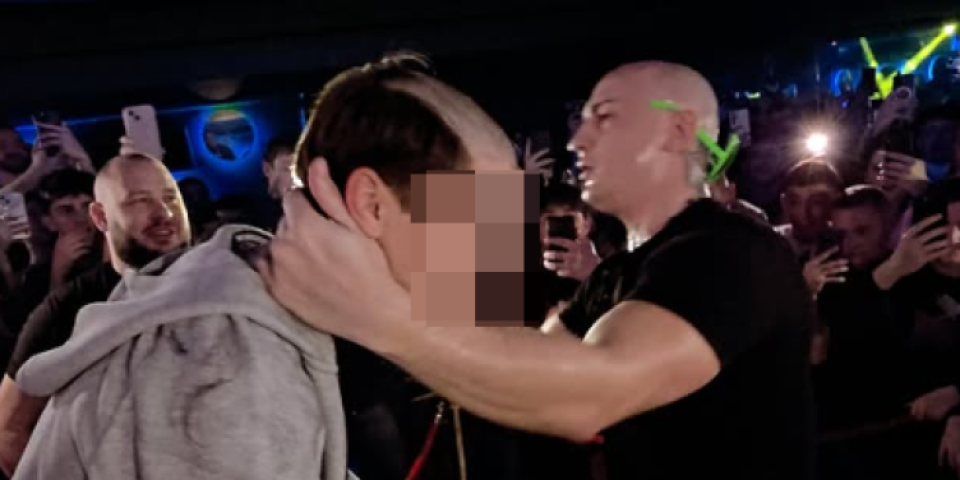 (VIDEO) Ošišao dečka nasred bine: Desingerica napravio haos na nastupu