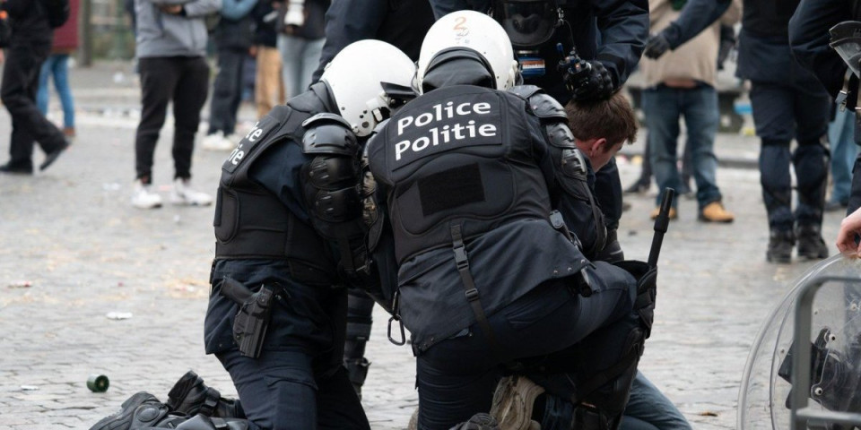 Crvena farba, uvrede i fekalije: Napad na poljski konzulat usred ključnog samita EU - koja je zapravo pozadina ovog protesta?