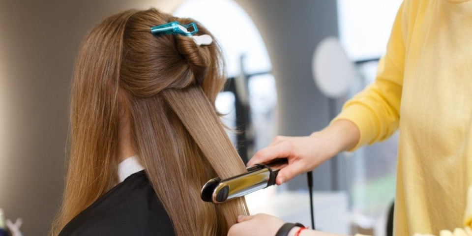 Greška prilikom peglanja kose koja je uništava: Evo zašto vam se lomi i gubi sjaj