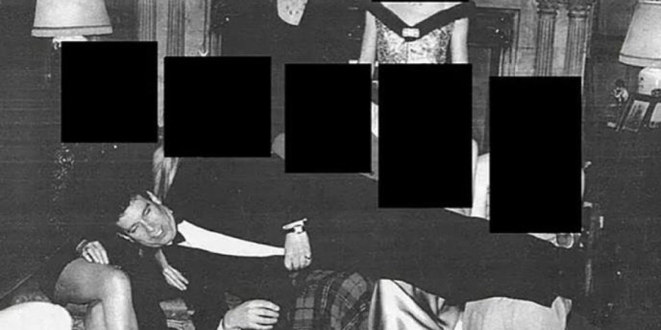 (FOTO)  Procurila nova jeziva fotografija iz Epstinovih dokumenata: Ovako nešto još niste videli - Princ leži...