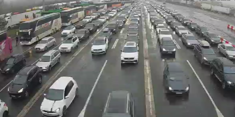 Opšti haos na granicama: Ljudi satima u koloni, oglasio se i AMSS - Hitno upozorava na ovo (FOTO)