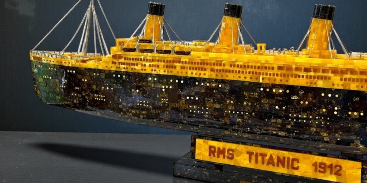 Maketa broda "Titanik" od ćilibara 