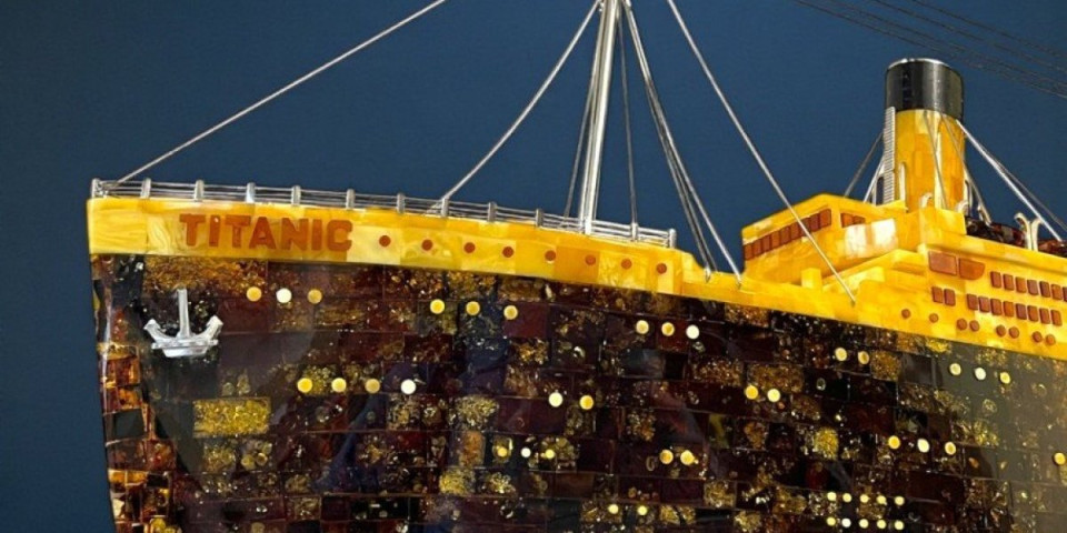 Čudo od "baltičkog zlata": Izložen model "Titanika" od ćilibara - težak deset kilograma ušao u Ginisa