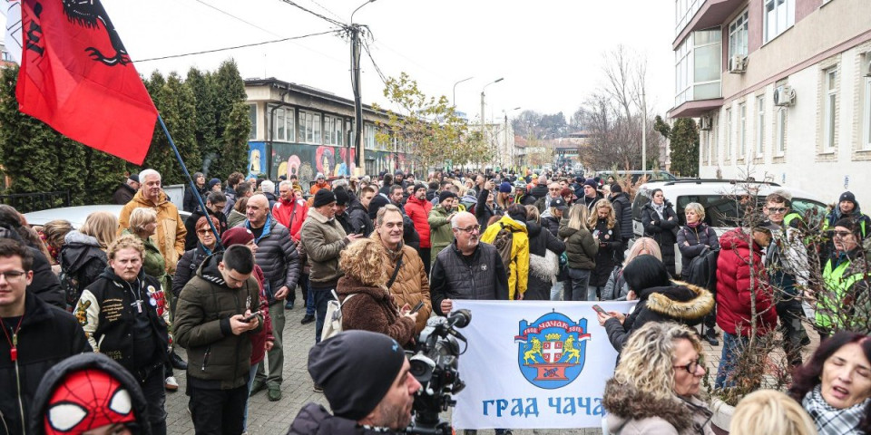 Da li ovakvu Srbiju želimo? Protest u Novom Pazaru pokazao kako bi naša zemlja izgledala kada bi blokaderi došli na vlast (VIDEO)
