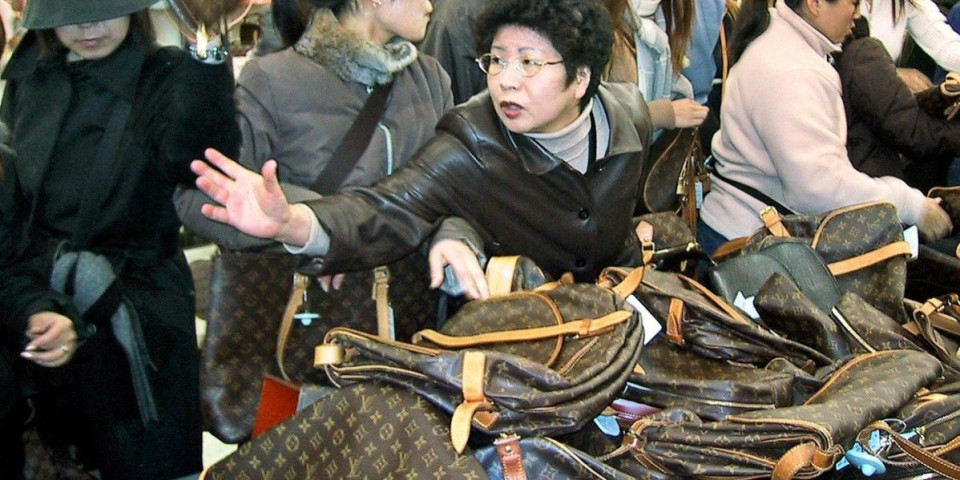 Povratak kultne torbe: Retro model Luj Vitona za koji se žene grabe