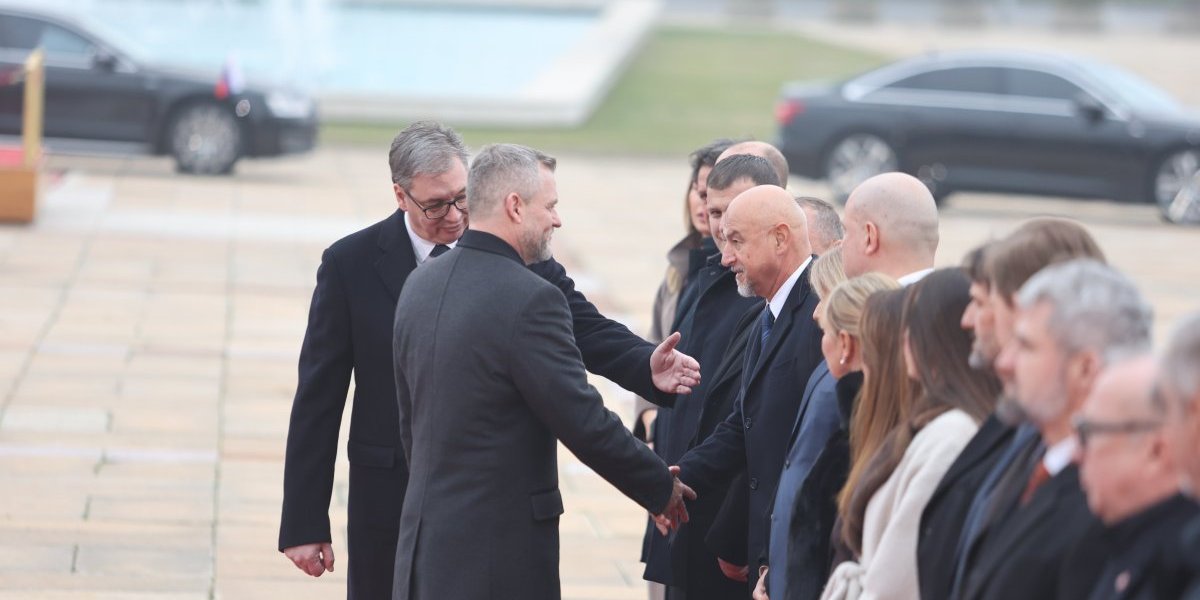 Predsednika Slovačke Republike Petera Pelegrinija sačekao je ispred Palate Srbije predsednik Srbije - Aleksandar Vučić.