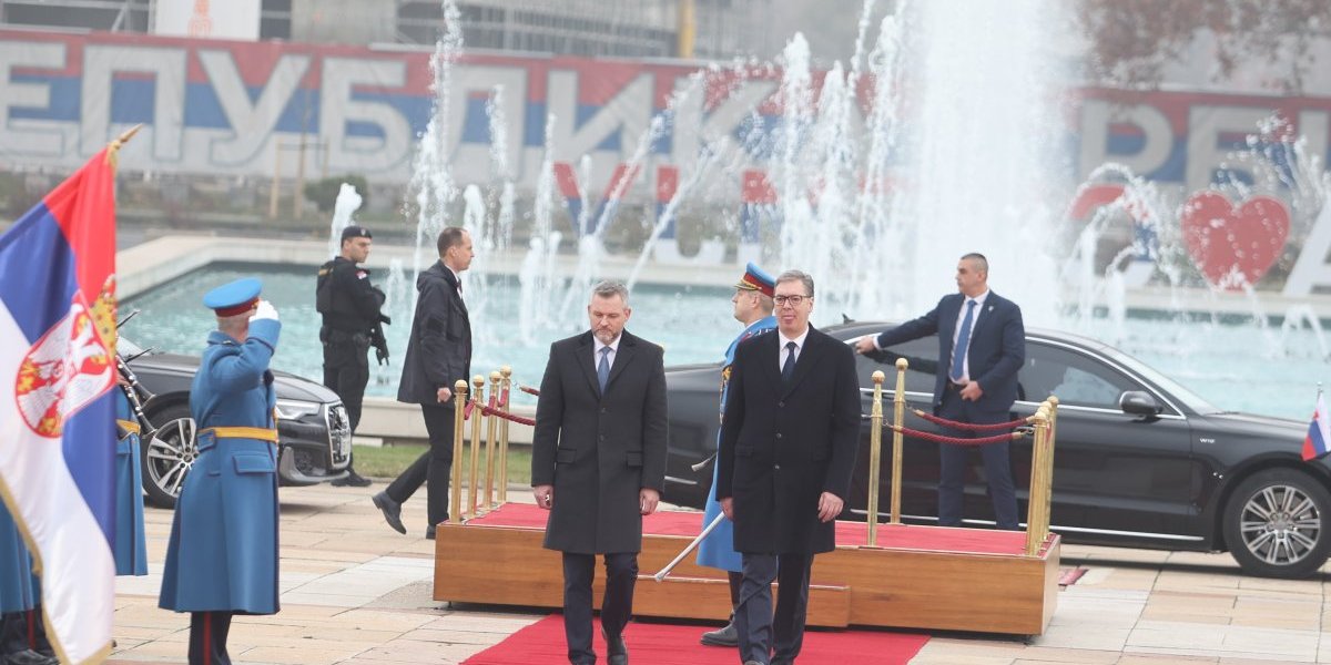 Predsednika Slovačke Republike Petera Pelegrinija sačekao je ispred Palate Srbije predsednik Srbije - Aleksandar Vučić.